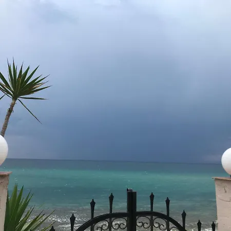 Sea Front Дом отдыха Loutra Elevtheron